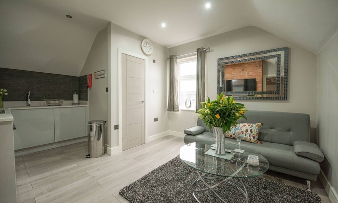 Reading Apartment | Laurel House - Deluxe 1-Bed Penthouse, 1 Bath