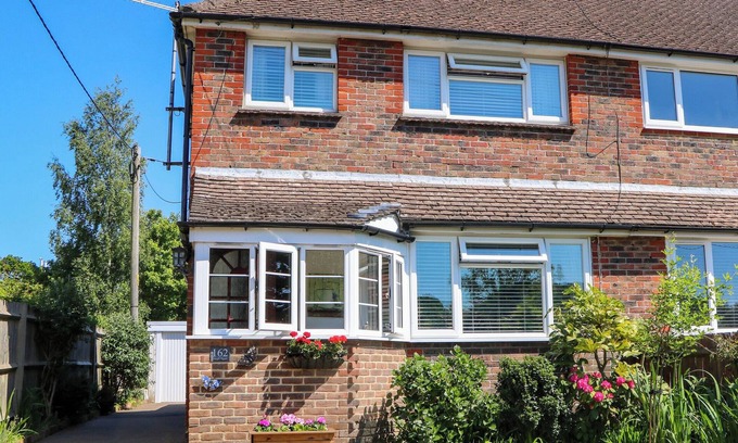 Hailsham Cottage | LAVENDER COTTAGE, pet friendly, with a garden in Hailsham