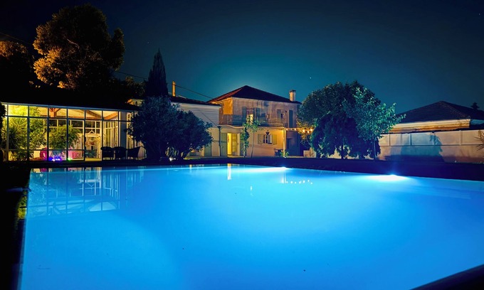 Saint-Mitre Villa | LaVillaB proposes you a Magnificent Villa with swimming pool, jacuzzi without opposite