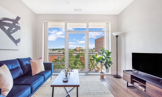 Downtown Apartment | Lavish 1 bed Apt + Rooftop & Gym - Downtown Stamford