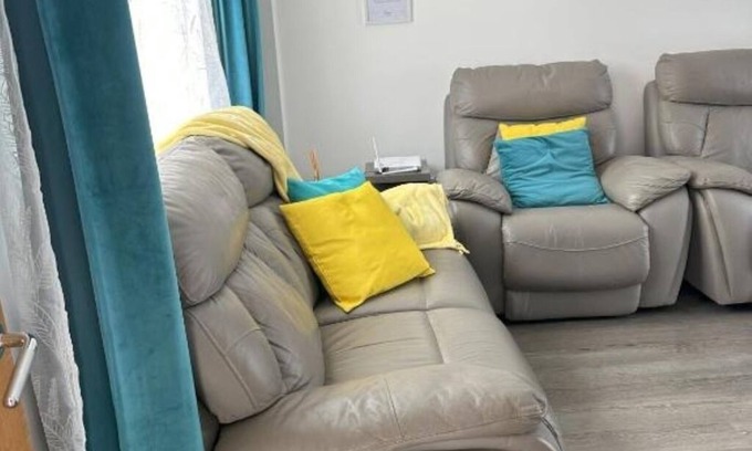 Heath House | Lavish 3 story house : Double Room with Shared Toilet