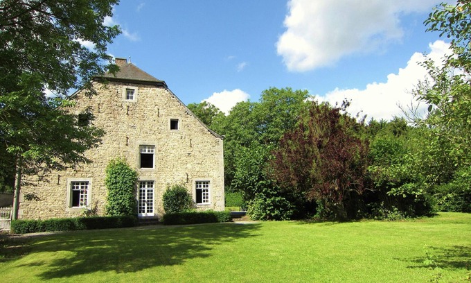 Forrieres House | Lavish Holiday Home in Forrières with Sauna