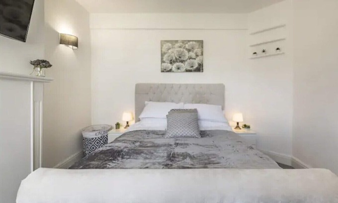 Havering Apartment | Lavish Hornchurch High-Street Apartment w/ Terrace