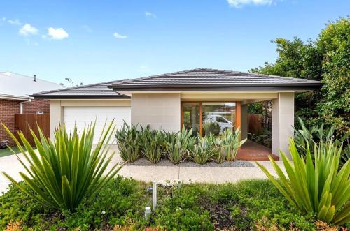 Armstrong Creek House | Lavish Modern Home - 10mins to Torquay & Geelong