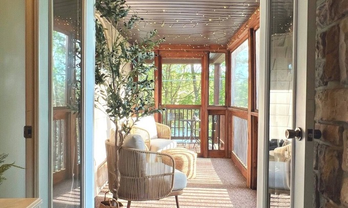 Lewistown House | Lazy Bass Lodge | Riverfront & Porch Views + Boat Launch