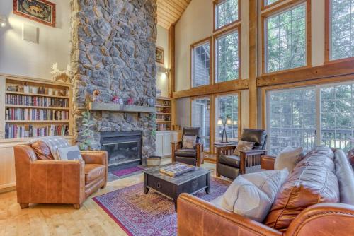 Welches House | Lazy Bear Lodge · Spacious 6BR Lodge with Chef's Kitchen, Hot Tub, Golf Views and more