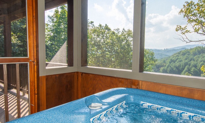 Jefferson Cabin | Lazy Dog Log Cabin, Hot Tub, Fishing Lake, New River Access, Foosball