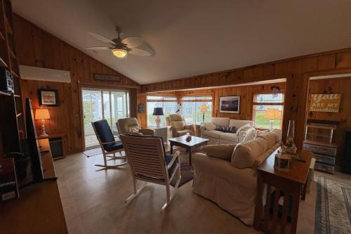 Malletts Bay House | Lazy Lake Days