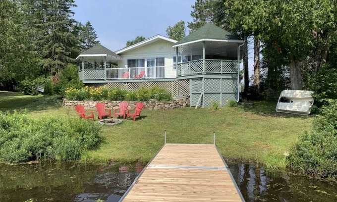 Amherst Cottage | Lazy Lake – Lakefront, close to Tremblant