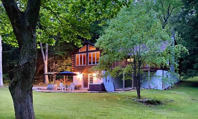 Farmington Cabin | LazyBearLodge~Cozy Lodge with HOT TUB & Pool Table