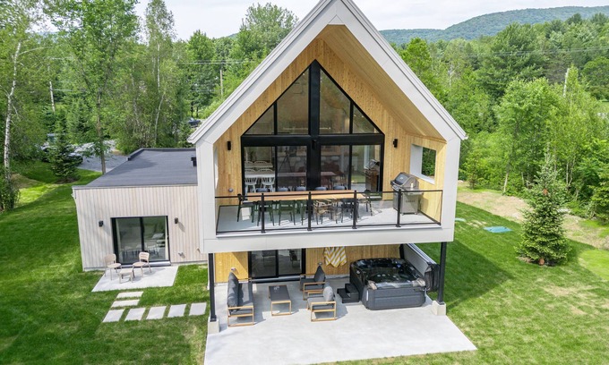 Shefford Cottage | Le Østa |Construction 2024| Hot Tub | Bromont 5kmn