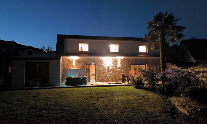 Saint-Segal House | Le 18 : Gîte 6/8 persons with SPA and Japanese SAUNA
