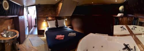 Bassins a Flot Boat Rental | Le Bateau Ivre
