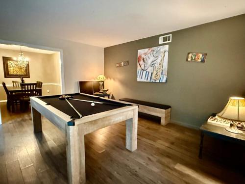 Old Aurora House | Le Belle - 4 Bdrm with Pool Table - Pet Friendly