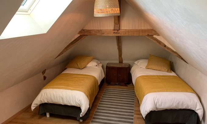 Chedigny House | Le Berceau de Carmen Large, cosy gite for 12 people