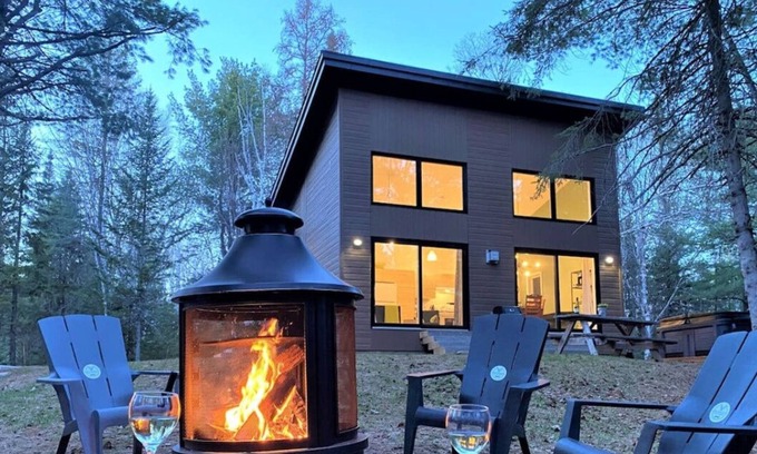 Sainte-Lucie-des-Laurentides Ski Chalet | Le2085 - Spa et Plage - Les Chalets Dans le Nord