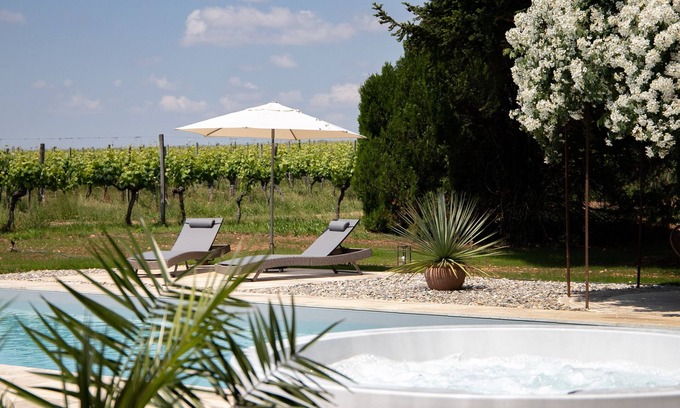 Vire-sur-Lot Cottage | Le Caillau, Luxury gite with heated pool, jacuzzi & Café in the vineyards