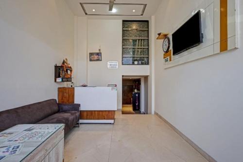 Paharganj House | LE - Cashew - opposite New Delhi Railway Station