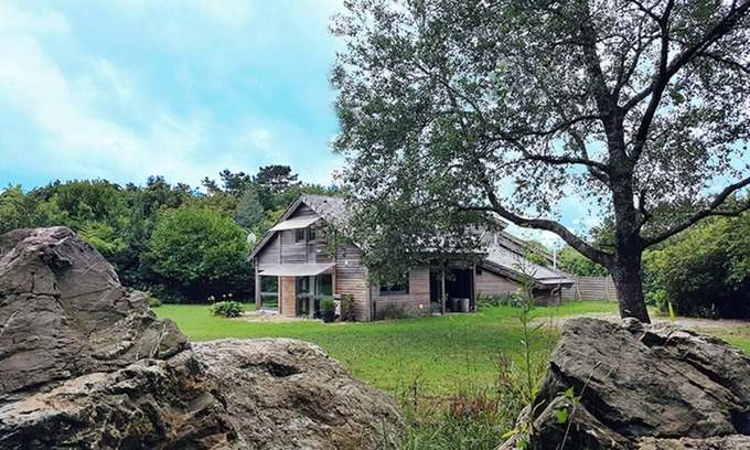 Loperhet House | Le chalet breton, Enjoy your vacations in a warm and green setting