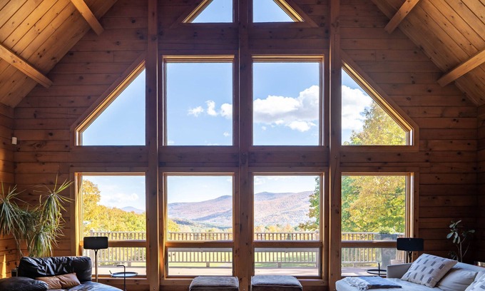 Jewett Ski Chalet | Le Chalet: Modern Design, Mountain views, Chef's Kitchen, Sauna & Hot Tub