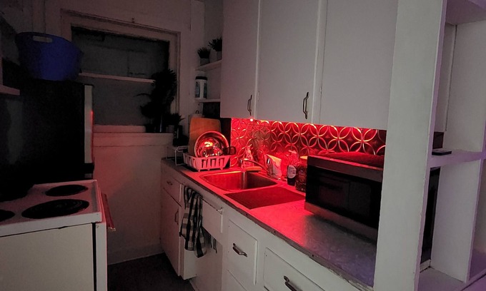 Peterborough Apartment | Le Chanelle Suite, ELEGANT, ARTISTIC apartment