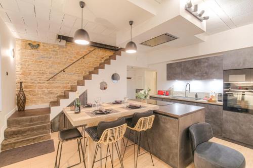 Grande Cote - Annonciade Apartment | Le Cocon du Papillon Bleu I 2 suites parentales avec terrasse en plein coeur de Lyon I Parking inclus