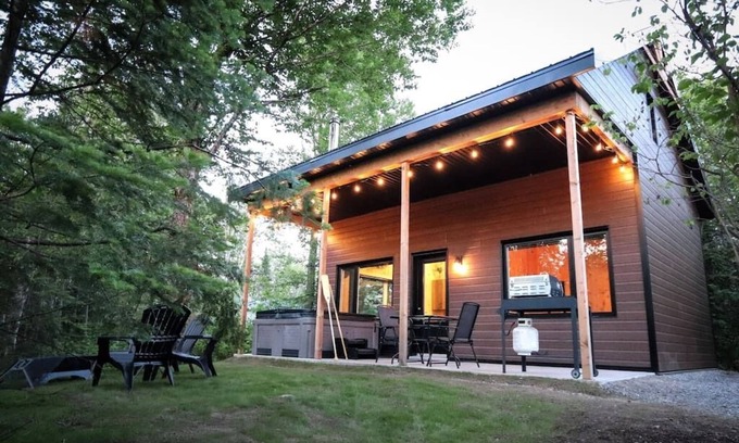 Shannon Apartment | Le Colvert - Waterfront Cabin with Spa