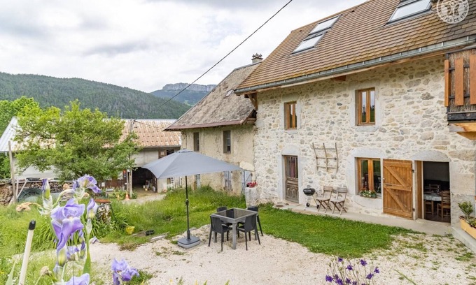 Entremont-le-Vieux House | LÈ COMBES - ENTREMONT LE VIEUX