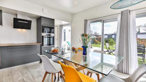 Sainte-Foy Ski Chalet | LE FAMYLISSE Septembre au calme - Plage, Serenite et Soleil doux - Piscines Sauna Salle Fitness Bibliothèque Restaurant - 10min des Sables d'Olonne