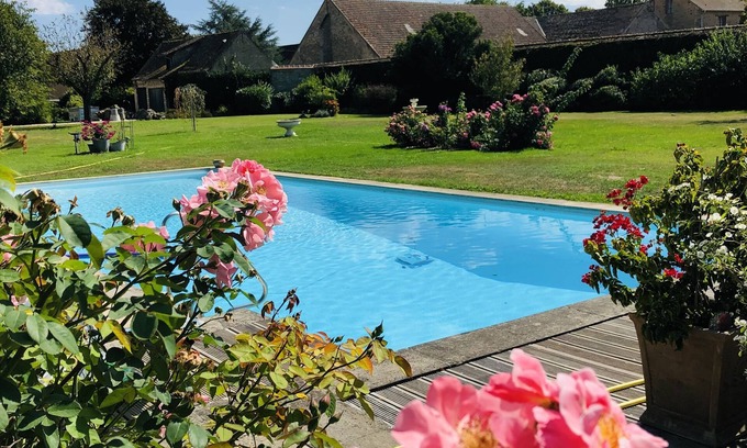 Chailly-en-Biere House | Le gîte de la Bergère, a welcoming, cozy gîte facing the pool.
