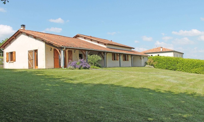 Nabinaud Cottage | Le Lavoir - sleeps 6 guests in 3 bedrooms