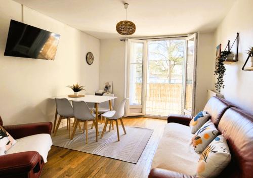 Faubourg-Raines Apartment | LE LOGIS DE L'ARQUEBUSE GARE, Centre ville et Cité Gastronomique