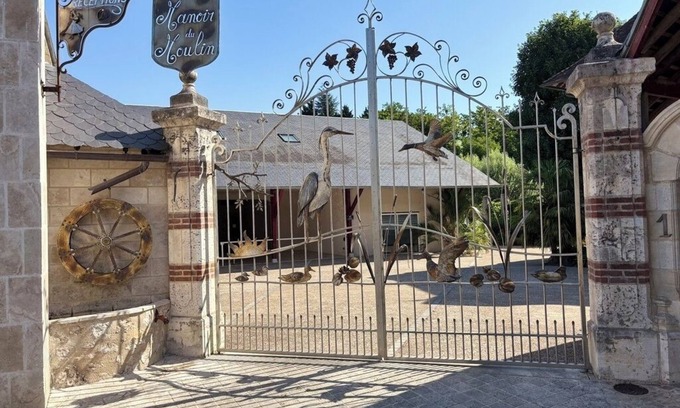 Veuzain-sur-Loire Villa | Le Manoir du Moulin, in the heart of the Loire castles, sleeps up to 65.