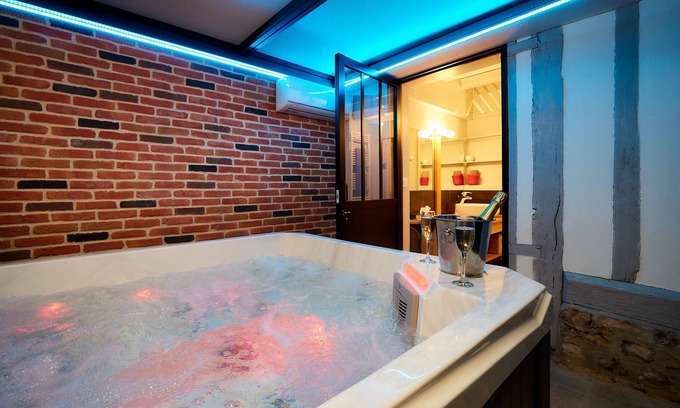 Le Hanouard Cottage | LE MARTIN PECHEUR 4-star furnished apartment with private jacuzzi