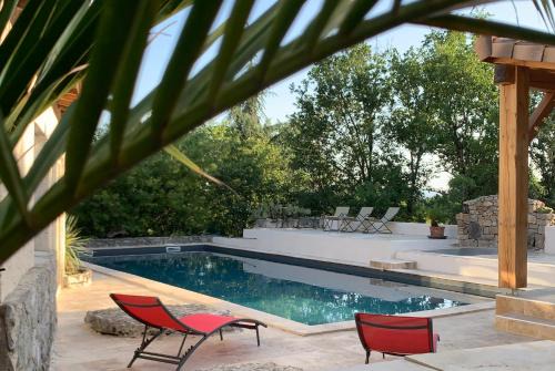 Saint Alban Auriolles Apartment | Le Mazet, studio climatisé avec accès piscine