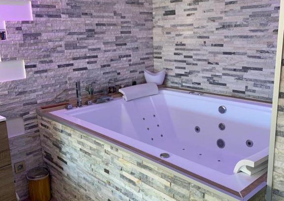 Le Cendre Apartment | Le Menhir Jacuzzi Lit 200x200