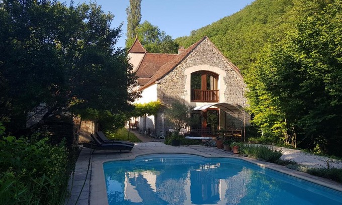 Saint-Sauveur-la-Vallee Bed & Breakfast | Le Moulin de Jules et Akasha