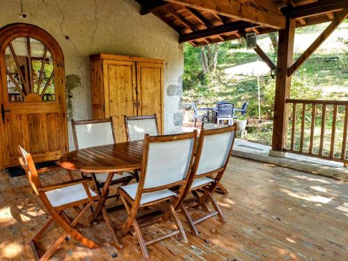 Port-Sainte-Marie House | Le Nid - Maison dans les bois avec cheminée et vue