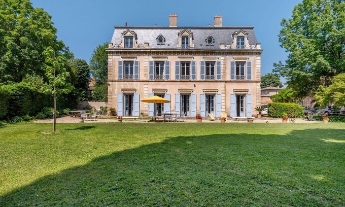 Saint-Cyr-au-Mont-d'Or Villa | Le Parc - Estate with swimming pool in a park