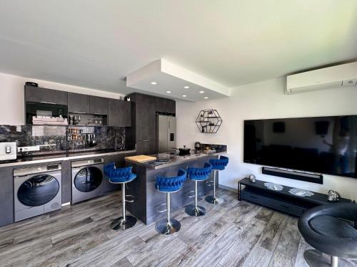 Golfe Juan Apartment | Le Patio Bleu