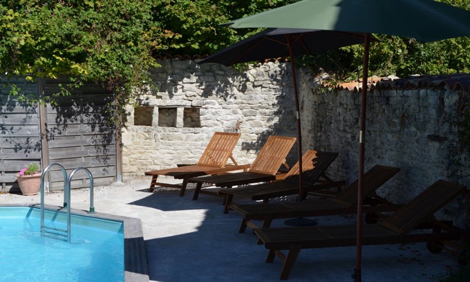 Villeneuve-la-Comtesse Cottage | Le Petit Logis (1 Bedroom, Sleeps 2/4)