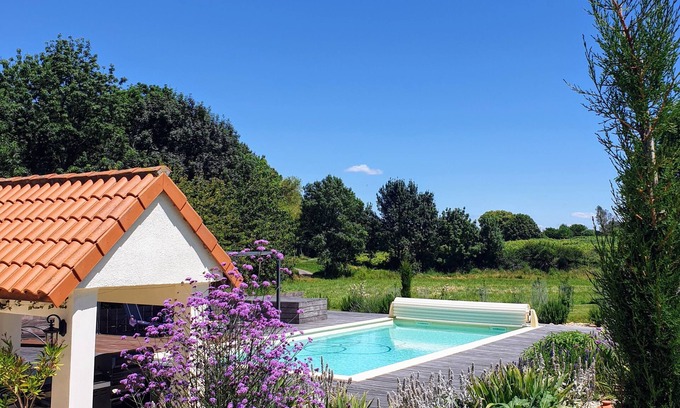 Saint-Thomas-de-Conac Cottage | Le Petit Pas Gite in a tranquil setting surrounded by vineyards and sunflowers