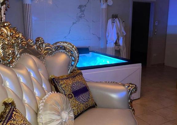 Vernon Apartment | Le Petit Versailles