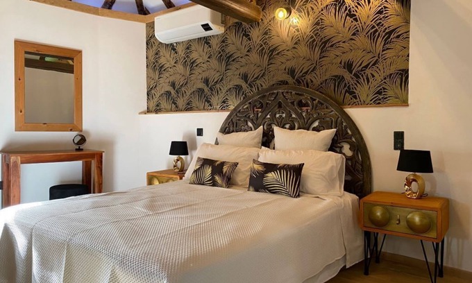 Cusset Apartment | Le Pigeonnier. Private apartment in château grounds, 5 km from historic Vichy