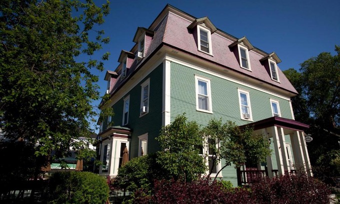Sutton Hotel | Le Pleasant Hôtel & Café