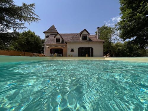 Saint-Hilaire-de-Court House | Le Poirier au Roi, Villa avec Piscine, Jacuzzi, Parc, Etang et calme