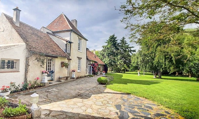 Courcy-aux-Loges House | Le Relais D'eugénie: Maison D'hôtes en Forêt D'orléans