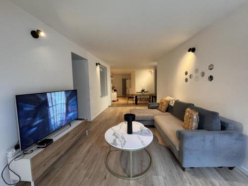 Ecommoy Apartment | Le Repère des Pilotes - Gare - 11p - Rêve au Mans