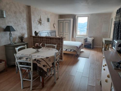 Coursegoules Apartment | Le studio côté chapelle