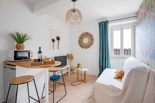 Mazamet Apartment | Le Tropical : T2 rénové Ambiance Cosy et Colorée